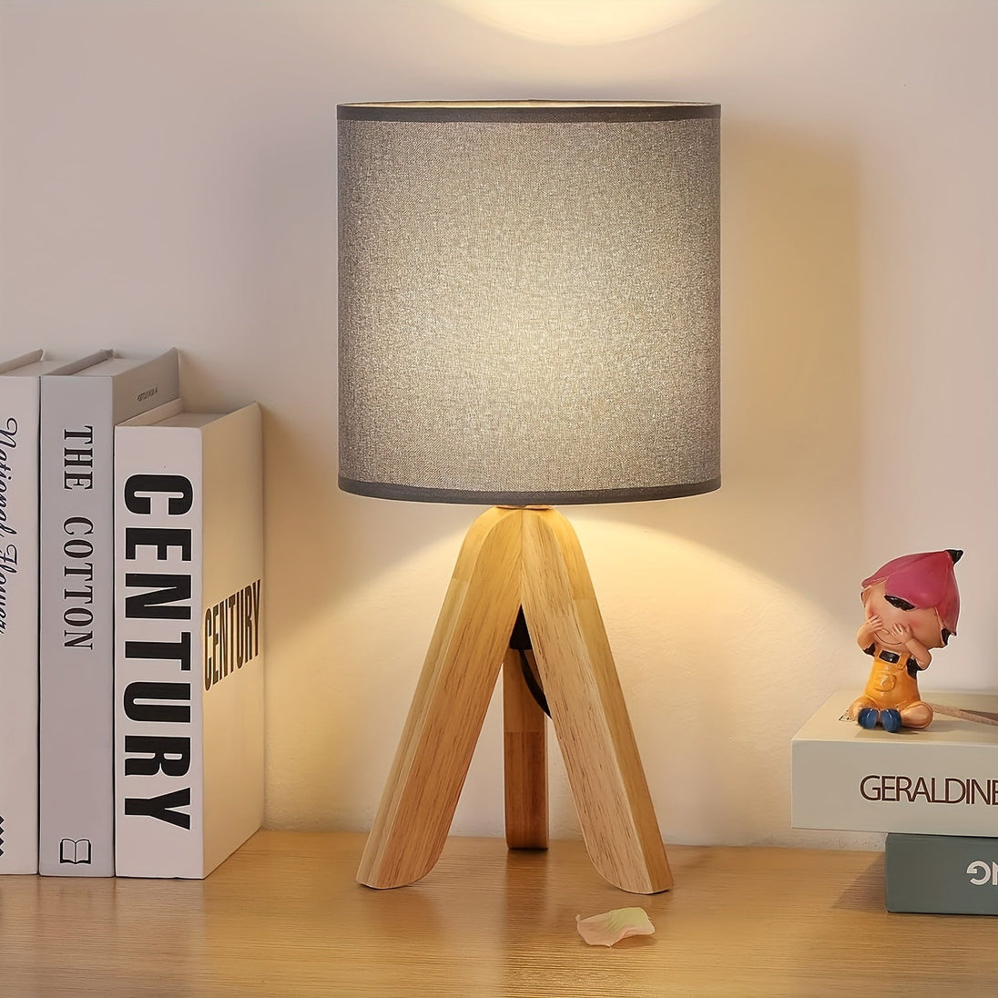 Wooden Tripod Table Lamp – detail view